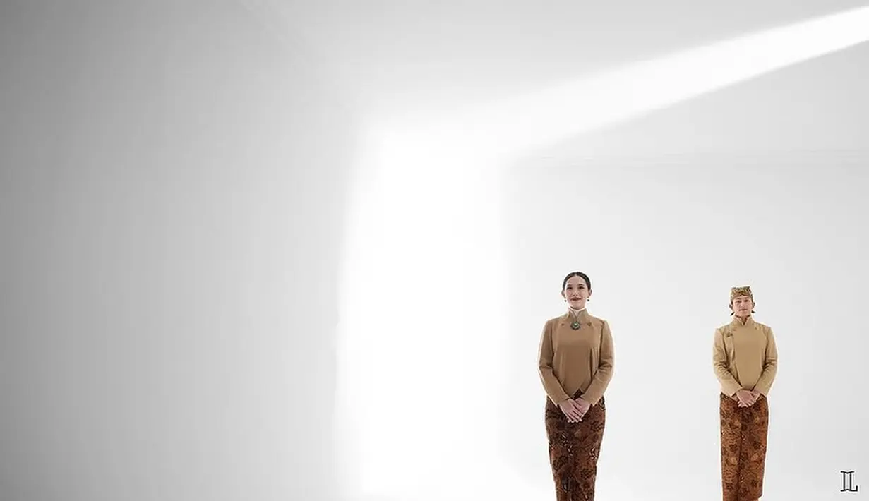 Tampilan Athina Papadimitriou dan Rio Haryanto yang tampil begitu bersahaja dalam foto prewedding. [Foto: Instagram/ Bridestory/ Foto by: @leonardiwedding]