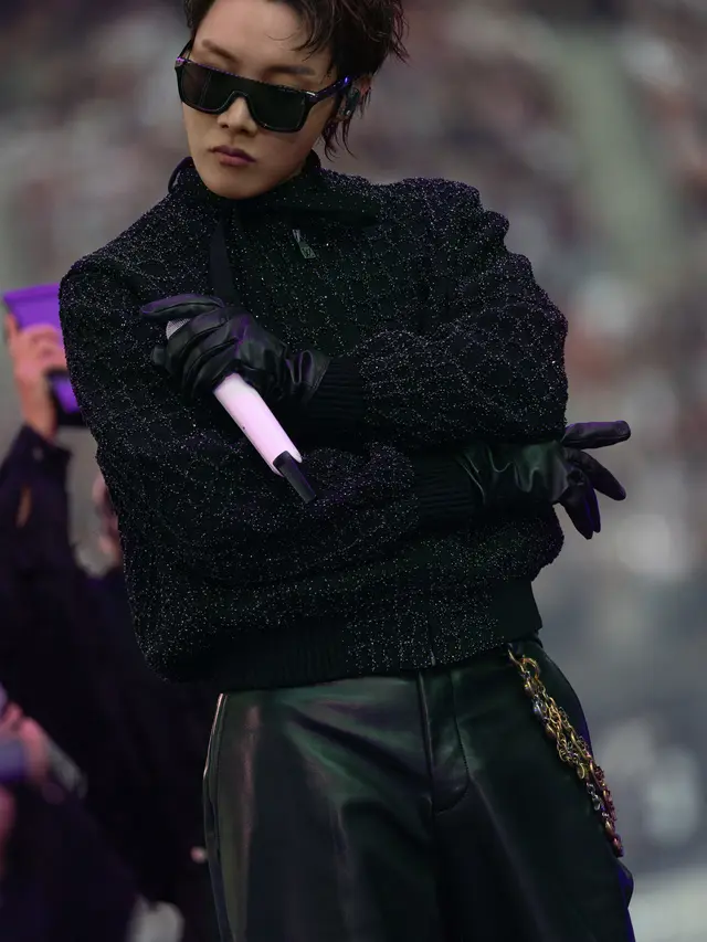 Adu High Fashion Look Jungkook hingga Jimin di Konser BTS ARIRANG Paris, Bikin Konser Rasa Runway