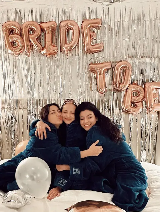 Tak hanya sampai situ, ketiga sahabat ini pun kompak mengenakan piyama. Enzy pun tampil dengan bondu bride dan veil.  Credit: (@hestipurwadinata)
