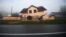 Foto pada 30 Desember 2020 menunjukkan sebuah rumah yang rusak akibat gempa di Glina, Kroasia. Beberapa gempa susulan yang kuat terus mengguncang Kroasia tengah pada Rabu (30/12), sehari setelah gempa bermagnitudo 6,4 menimbulkan kerusakan. (Xinhua/Pixsell/Marko Lukunic)