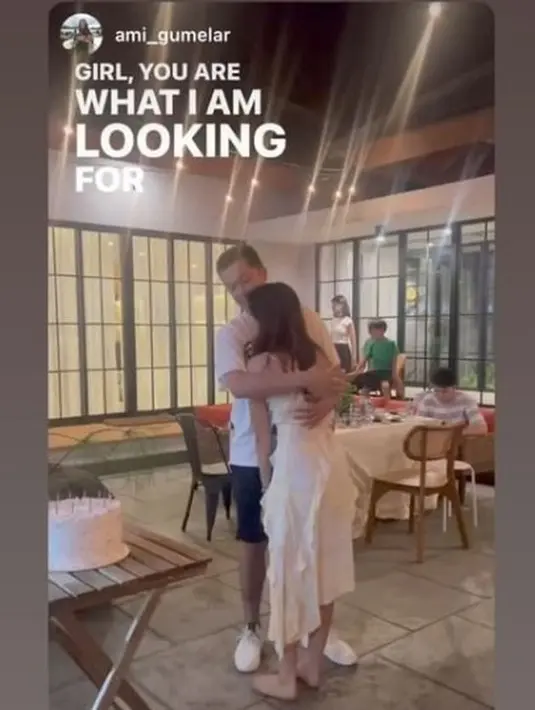 Pria yang pernah mencatatkan namanya sebagai pemain tunggal putra dengan pukulan smash tercepat dan pukulan backhand smash tercepat itu bersama putrinya kompak mengenakan putih-putih di momen ultah Natania. [Instagram/taufikhidayatofficial]