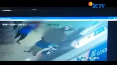 Dua bocah yang berpura-pura meminta uang berhasil mengelabui nasabah sehingga lupa mengambil uang yang sudah keluar dari mesin ATM.