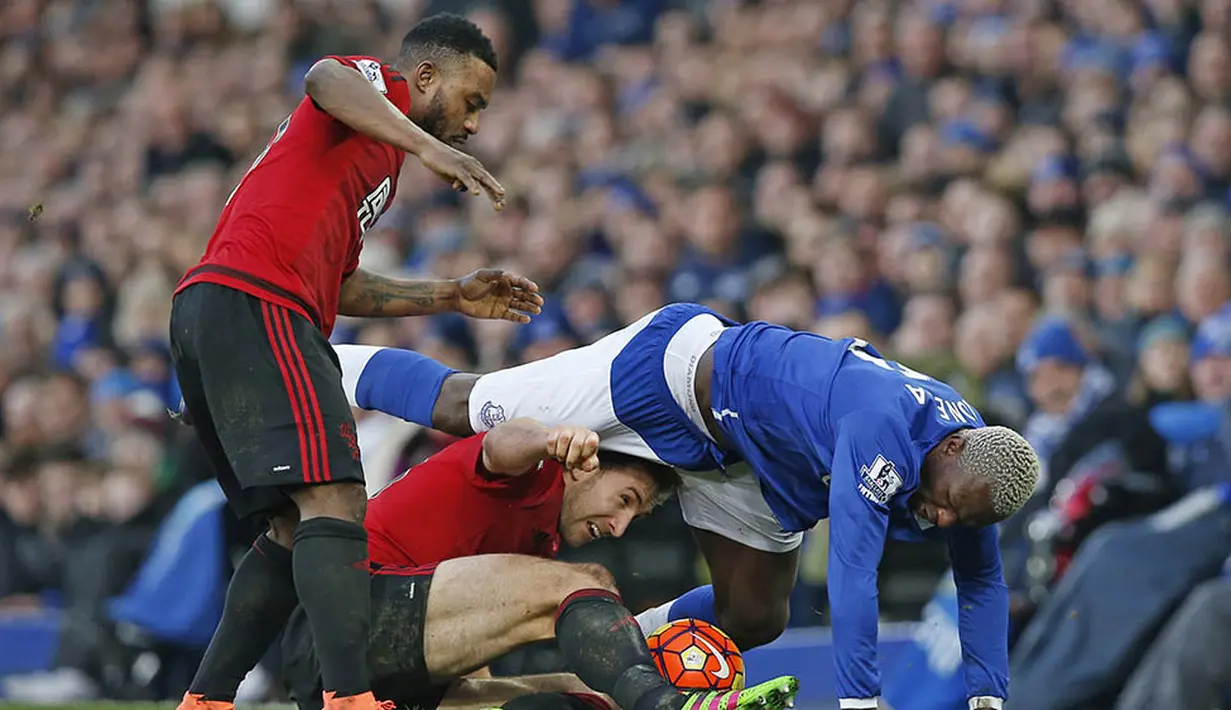 Pemain West Bromwich, Craig Dawson, tertindih pemain Everton, Arouna Kone, pada laga Liga Inggris di Stadion Goodison Park, Inggris, Sabtu (13/2/2016). Everton takluk 0-1 dari West Bromwich. (Reuters/Andrew Yates)