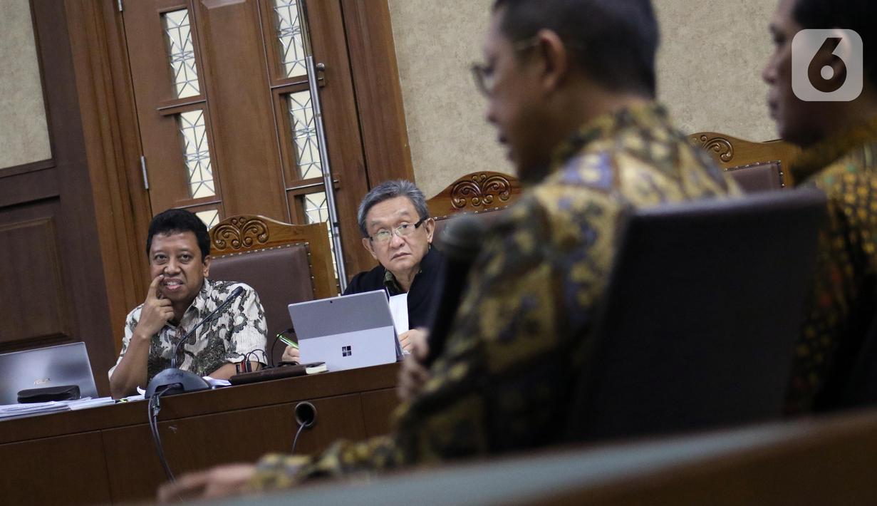 Terdakwa dugaan suap jual-beli jabatan di lingkungan Kemenag, M Romahurmuziy (kiri) menyimak keterangan mantan Menteri Agama, Lukman Hakim Saifuddin saat sidang lanjutan di Pengadilan Tipikor Jakarta, Rabu (4/12/2019). Sidang beragenda mendengar keterangan saksi. (Liputan6.com/Helmi Fithriansyah)