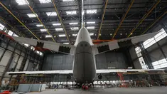Pesawat An-124 Ruslan saat direnovasi di pabrik pesawat Antonov di Kiev, Ukraina (15/5/2019). Pabrik yang membuat pesawat kargo terbesar di dunia ini berada di Kiev, Ukraina. (Reuters/Valentyn Ogirenko)