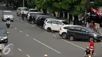 Sejumlah kendaraan terparkir di badan Jalan Kramat Raya, Jakarta, Senin (8/8). Pemprov DKI Jakarta melalui Dinas Perhubungan dan Transportasi (Dishubtrans) akan mengambil alih semua pengelolaan parkir on street. (Liputan6.com/Helmi Fithriansyah)