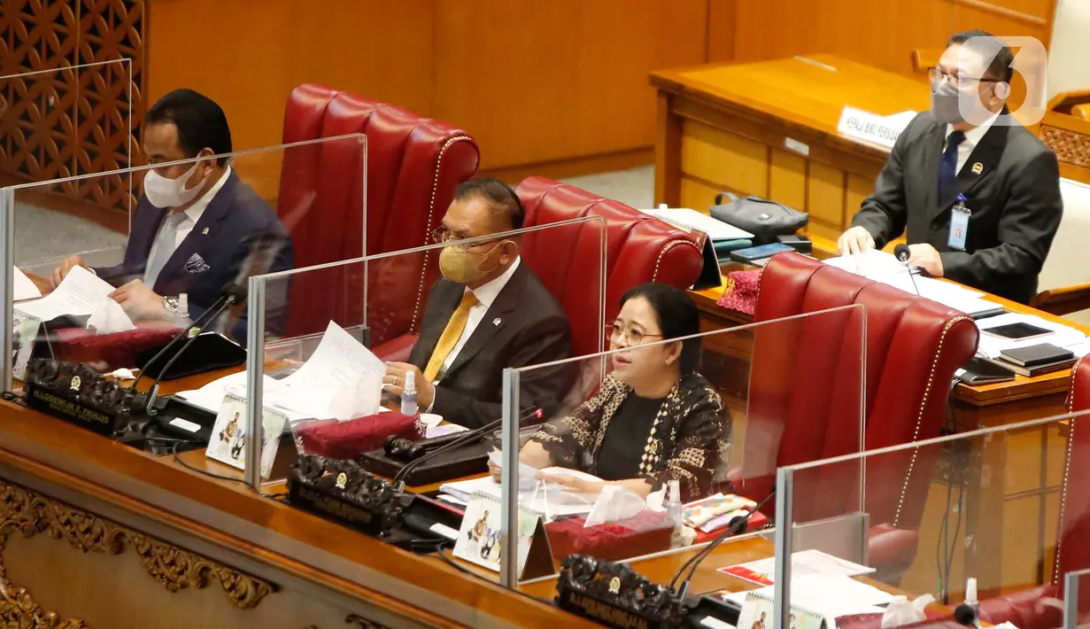 Ketua DPR Puan Maharani  memimpin rapat paripurna ke-19 masa persidangan IV tahun sidang 2021-2022 Nusantara II, Kompleks Parlemen MPR/DPR-DPD, Senayan, Jakarta, Selasa (12/4/2022). (Liputan6.com/Angga Yuniar)