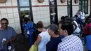 Antrean fans saat mendapatkan tiket pemakaman petinju legendaris Muhammad Ali di Freedom Hall, Louisville, Kentucky, Selasa (7/6). Keluarga menyiapkan 14.000 tiket untuk acara pemakaman Muhammad Ali pada 10 Juni mendatang. (REUTERS/John Sommers II)
