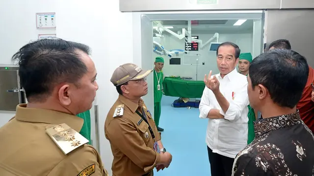 Presiden Jokowi cek RSUD Rupit bersama Wamenkes Dante. (Foto: BPMI Setpres/Muchlis Jr)