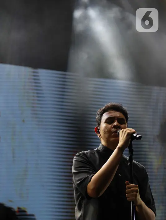 Tulus membuka penampilannya lewat lagu Interaksi. Sorak sorai penonton negitu riuh saat Tulus naik ke atas panggung. (Liputan6.com/Herman Zakharia)