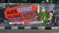 Sebuah mural terpampang di tembok fly over kawasan Pejompongan, Jakarta, (28/9/14). (Liputan6.com/Miftahul Hayat) 