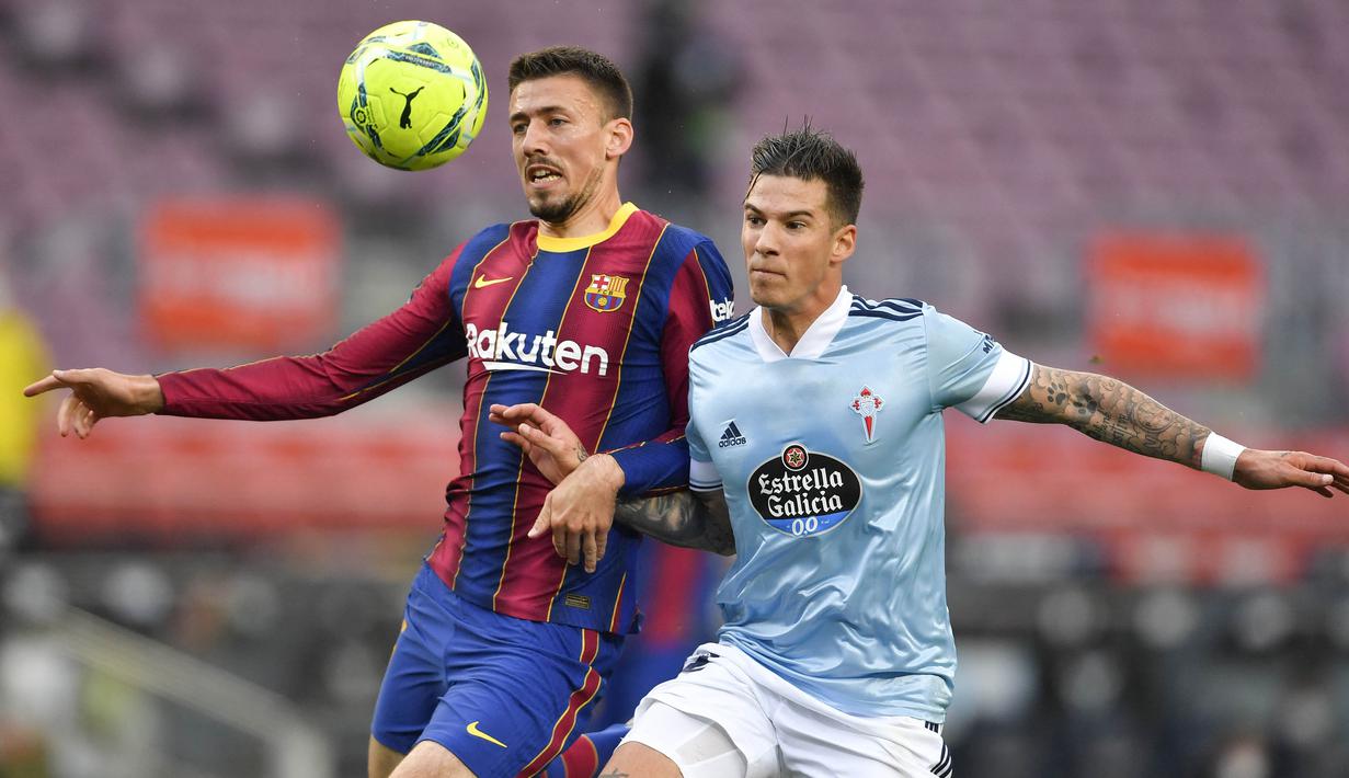 Bek Barcelona, Clement Lenglet, berebut bola dengan pemain Celta Vigo, Hugo Mallo, pada laga Liga Spanyol di Stadion Camp Nou, Minggu (16/5/2021). Barca takluk dengan skor 1-2. (AFP/Pau Barrena)