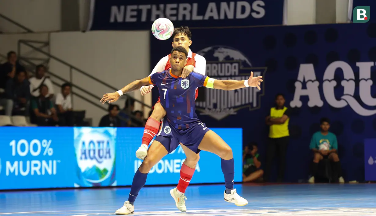 Kapten tim Belanda, Jordany Silverio (depan) dijaga ketat oleh pemain pemain Timnas Futsal Indonesia, Rizki Xavier pada laga lanjutan Four Nations Cup 2025 yang bergulir di Hall Basket Senayan, Jakarta, pada Sabtu (20/9/2025).