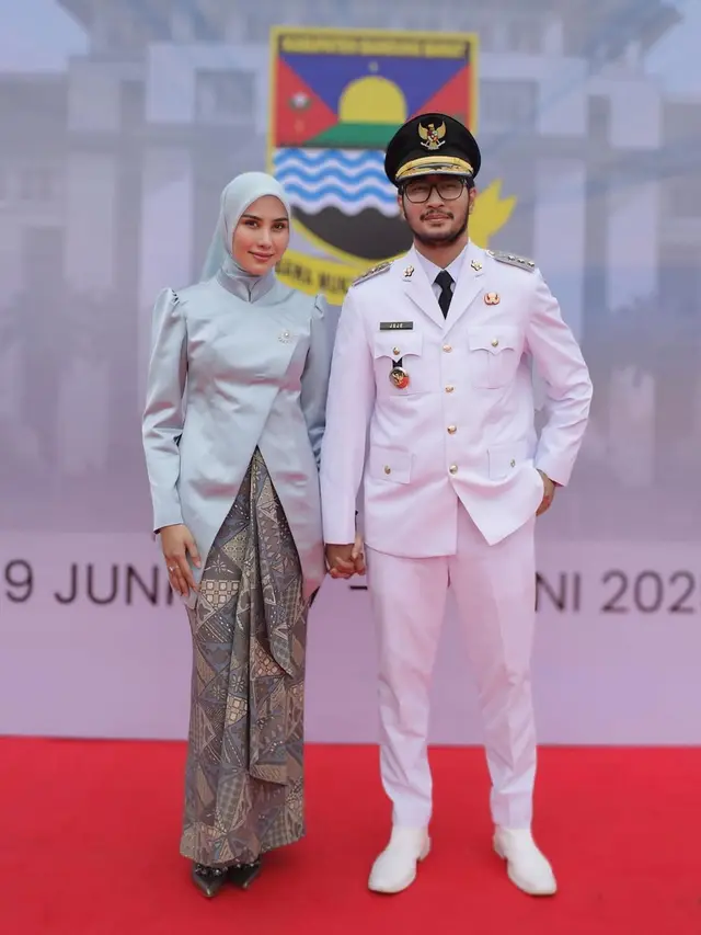 6 Potret Detail Kebaya Modern Syahnaz Sadiqah di Hari Jadi ke-18 Kab. Bandung Barat
