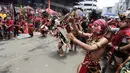 Sejumlah tatung pria melakukan atraksi dalam Festival Cap Go Meh 2570 di Seasons City, Jakarta,  Minggu (24/3). Acara ini mengusung tema The Little Singkawang. (Liputan6.com/Fery Pradolo)