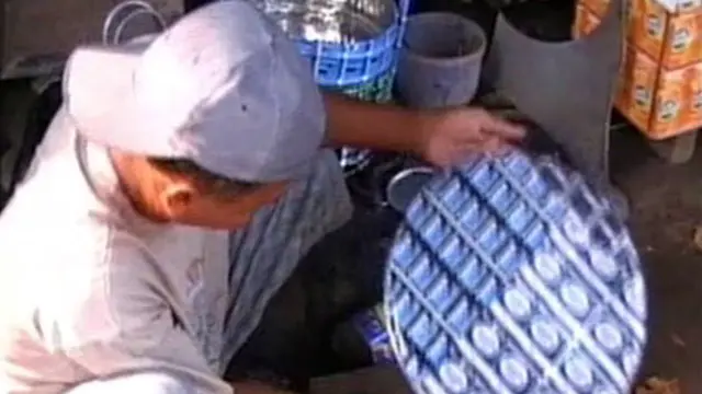 Menyulap Kaleng Bekas Jadi Kerajinan Unik