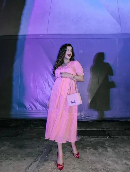 Chic serba pink, kali ini Tasya Farasya tampil manis mengenakan dress berwarna pink yang dipadukan dengan sling bag Hermes warna senada dan pointed flat shoes nuansa merah-pink. (Instagram/tasyafarasya).