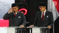 Capres dan Cawapres nomor urut 02 Prabowo Subianto-Sandiaga Uno memberikan visi misi selama Debat Pilpres 2019 kelima di Jakarta, Sabtu (13/4). Debat kelima mengambil tema Ekonomi, Kesejahteraan Sosial, Keuangan dan Investasi. (Liputan6.com/Johan Tallo)