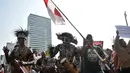 Masyarakat Papua yang merupakan mantan karyawan PT Freeport Indonesia saat melakukan penggalangan dana di tengah berlangsungnya Hari Bebas Kendaraan Bermotor atau Car Free Day di kawasan Bundaran HI, Jakarta, Minggu (5/8). (Merdeka.com/Iqbal S. Nugroho)