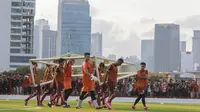 Para pemain Persija Jakarta mengangkat gawang saat latihan perdana di Lapangan Aldiron, Jakarta, Senin (7/1). Lapangan tersebut menjadi tempat latihan baru Persija untuk musim 2019. (Bola.com/M. Iqbal Ichsan)