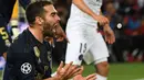 Reaksi  bek Real Madrid, Dani Carvajal pada laga Grup A Liga Champions melawan Paris Saint-Germain (PSG) di Parc des Princes, Rabu (18/9/2019). Real Madrid kalah telak dengan skor 0-3. (MARTIN BUREAU / AFP)