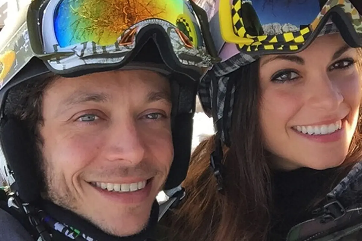 Valentino Rossi dan Linda Morselli (kanan)
