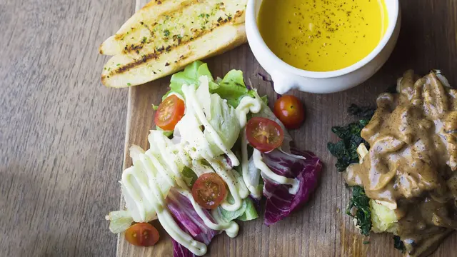 Resep Salad dengan Saus Mustard Lemon yang Segar, Praktis, dan Bikin Ketagihan