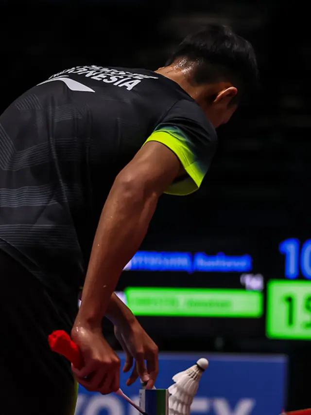 Pebulu tangkis Indonesia Jonatan Christis beraksi di All England 2021