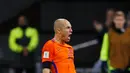 Arjen Robben melakukan selebrasi usai mencetak gol ke duanya ke gawang Swedia pada kualifikasi Piala Dunia 2018 di stadion Arena, Amsterdam (10/10). Usai pertandingan Robben menyatakan pensiun dari timnas Belanda. (AP Photo/Peter Dejong)