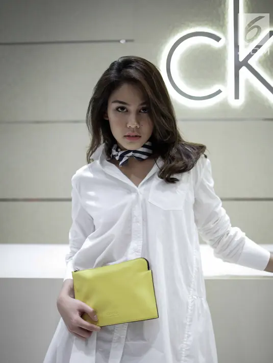 Artis peran Vanessa Prescilla berpose saat menghadiri peluncuran salah satu brand produk di Jakarta, Rabu (21/3). Vanesha Prescilla ramai diperbincangkan publik usai membintangi film Dilan 1990. (Liputan6.com/Faizal Fanani)