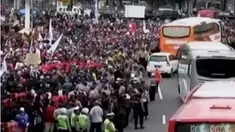 Ribuan tenaga honorer dari seluruh Indonesia berunjuk rasa, hingga Presiden Joko Widodo bertemu dengan delegasi Rusia.
