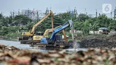 Petugas Dinas SDA Provinsi DKI Jakarta menggunakan alat berat saat mengeruk lumpur di Kali Ciliwung Segmen KBB, Tanah Abang, Kamis (30/9/2021). Dinas SDA DKI Jakarta terus melakukan pengerukan dan pengurasan kali, waduk, dan saluran air melalui kegiatan Gerebek Lumpur. (merdeka.com/Iqbal S. Nugroho)