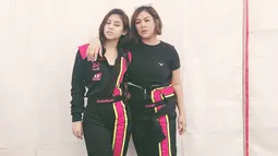 Punya wajah yang mirip dan pakai baju yang sama, banyak netizen yang mengaku kagum dengan kedekatan kaka beradik yang selalu akur ini. (Liputan6.com/IG/@vaneshaass)