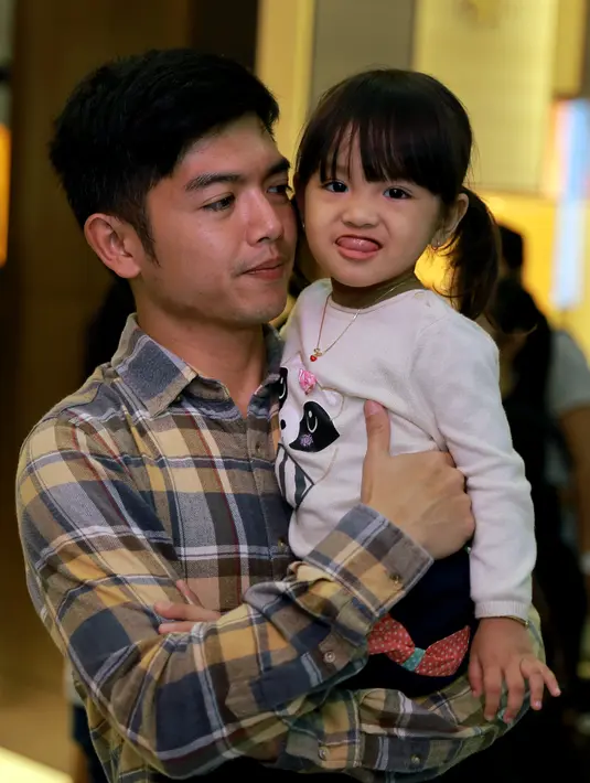 "Centil banget, suka make up di rumah. Sampai-sampai peralatan make up mamanya pecah," ungkap Nicky Tirta, di Plaza Senayan, kawasa Asia Afrika, Jakarta Pusat, Jumat (29/4/2016). (Adrian Putra/Bintang.com)