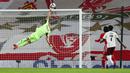 Meski Liverpool mendominasi penguasaan bola hingga 57 persen, Beruntung Leno tampil apik di bawah mistar gawang dengan mengagalkan sejumlah peluang emas Liverpool. (Peter Byrne/Pool via AP)