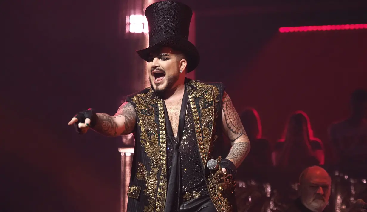 Vokalis Adam Lambert tampil di atas panggung saat konser tur Eropa Queen dan Adam Lambert di Bologna, Italia, 11 Juli 2022. Queen dan Adam Lambert dijadwalkan akan melanjutkan tur Eropa mereka ke Prancis. (Michele Nucci/LaPresse via AP)