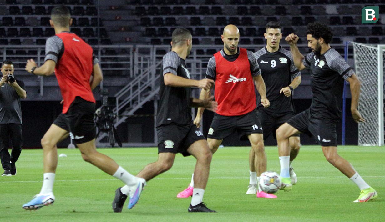 <p>Pemain Timnas Palestina, Mohammed Rashid (tengah), menjalani sesi latihan bersama rekan senegaranya di Stadion Gelora Bung Tomo, Surabaya, Selasa (13/6/2023) malam jelang pertandingan FIFA Matchday melawan Timnas Indonesia. (Bola.com/Aditya Wany)</p>