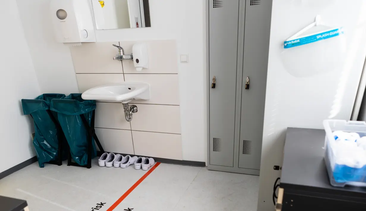 Penampakan sebuah kamar di stasiun karantina bagi tunawisma di Berlin, ibu kota Jerman (15/5/2020). Stasiun karantina COVID-19 pertama bagi para tunawisma di Jerman tersebut, yang mampu menampung hingga 16 orang, mulai digunakan di Berlin pada Rabu (13/5). (Xinhua/Binh Truong)