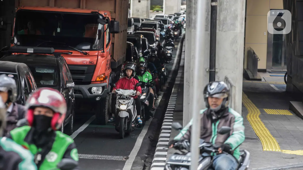 Bandel, Pengendara Motor Masih Melintas  di Jalur Sepeda
