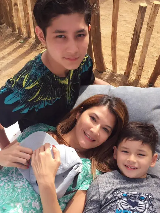 Selanjutnya ada Tamara Blezynski yang memiliki dua orang anak, Teuku Rasya dan Kenzou Leon Blezynski Lewis. Seperti yang diketahui, Tamara telah dua kali mengalami kegagalan berumah tangga, namun ia tegar menghadapinya. (Instagram/tamarablezynskiofficial)