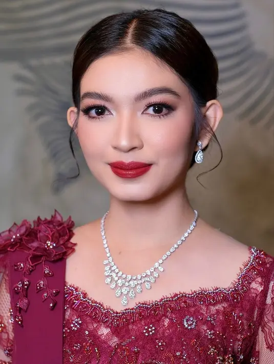 Setelah dimakeup, penampilan Selvi Ananda semakin memesona. [Foto: Instagram/putriayumakeup]