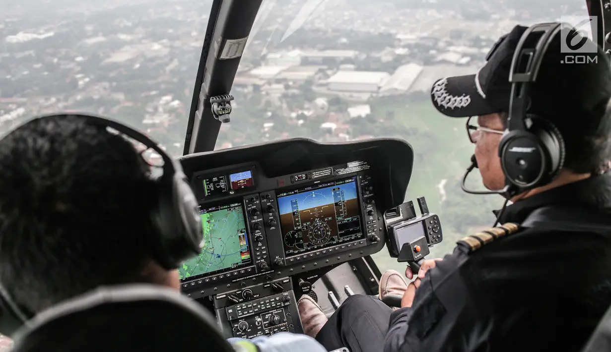 Pilot saat menerbangkan Helikopter jenis Bell 505 di Bandara khusus Wiladatika, Cibubur, Jakarta, Senin (3/6). Heli City melayani 30 penerbangan mudik ke berbagai daerah di Jawa Barat dengan durasi penerbangan 40 menit. (Liputan6.com/Faizal Fanani)