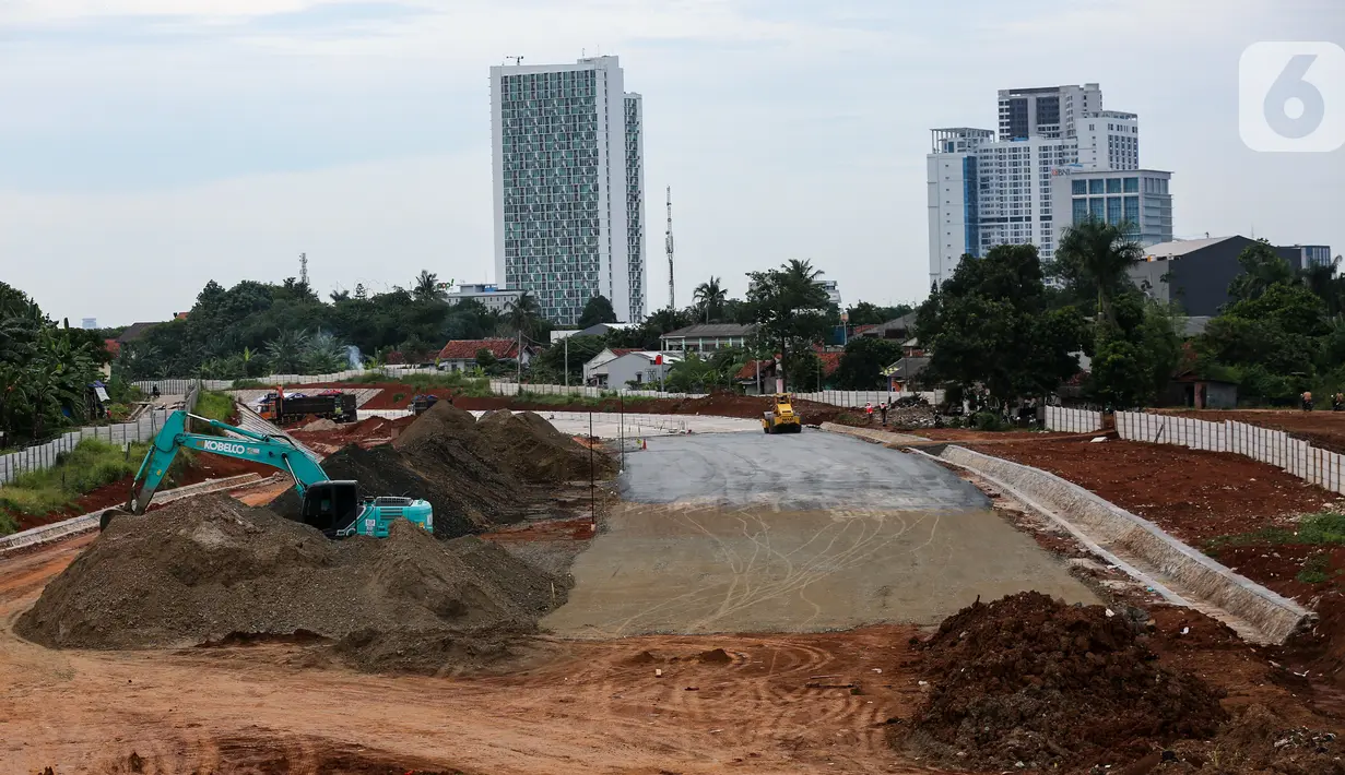 Sejumlah alat berat beroperasi di proyek Tol Serpong-Balaraja di kawasan BSD, Tangerang Selatan, Rabu (2/02/2022). Tol yang ditargetkan selesai pada 2024 diharapkan bisa meningkatkan konektivitas menuju Jakarta - Merak dan Lampung yang memiliki 8 Simpang Susun. (Liputan6.com/Fery Pradolo)