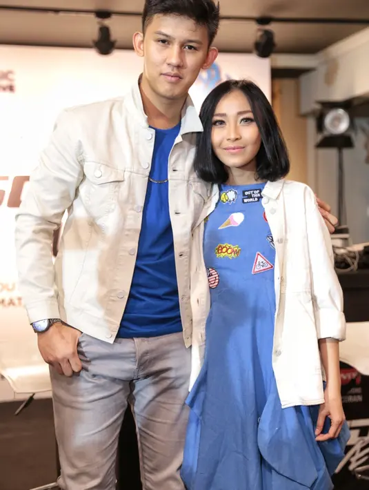 Tidak ingin biasa-biasa saja, Rinni dan Jevin mengakui bahwa mereka berdua lah yang membuat lagu ini, tentu saja berdasarkan cerita perjalanan kisah cinta Rinni dan Jevin. (Adrian Putra/Bintang.com)