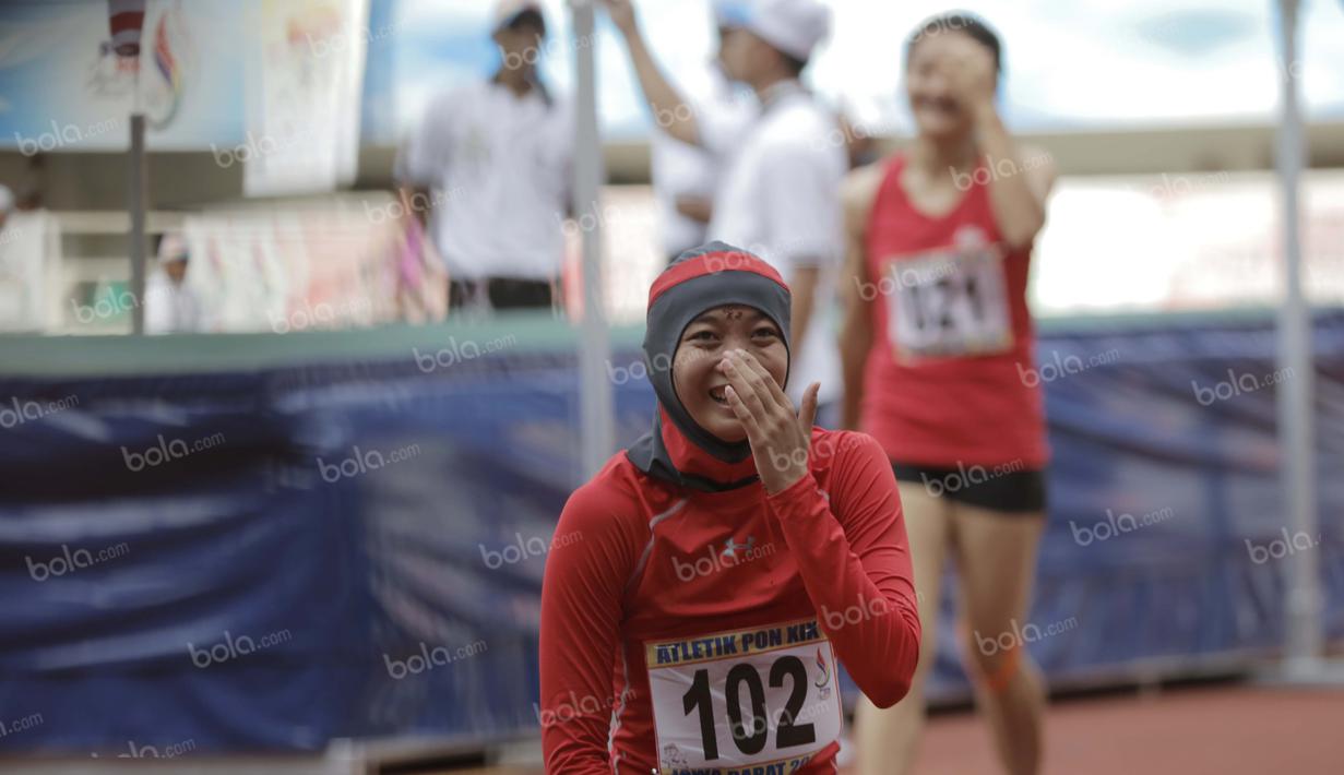 Nadia Anggraini mempersembahkan medali emas untuk DKI Jakarta dalam final lompat tinggi putri PON XIX Jawa Barat 2016 di Stadion Pakansari, Bogor, Kamis (22/9/2016). (Bola.com/Arief Bagus)