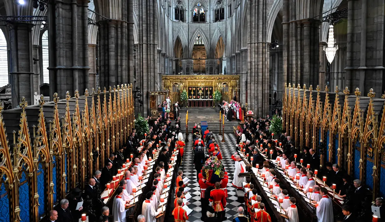 Peti mati Ratu Elizabeth II tiba di Westminster Abbey saat prosesi pemakamannya, London, Inggris, Senin (19/9/2022). Raja Charles III memimpin barisan keluarga kerajaan dan berada di belakang peti mati Ratu Elizabeth II saat melakukan perpindahan ke Westminster Abbey. (Ben Stansall/Pool via AP)