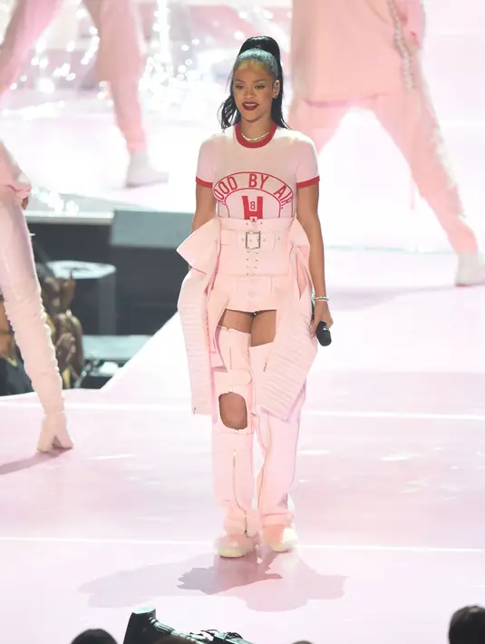 “Dia (Chris Brown) mengatakan bahwa ia akan mendapatkan RiRi kembali dan mereka akan bersama. Melihat RiRi putus dengan Drake, Chris pun akan mengambil kesempatan itu,” ucap seorang sumber dilansir Hollywoodlife.com. (AFP/Bintang.com)