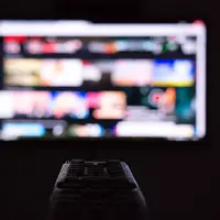 Ilustrasi menonton televisi. (dok. unsplash.com/Asnida Riani)