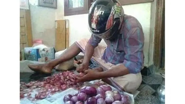 Safety First, Ini 6 Aksi Kocak Bapak-Bapak saat Masak Pakai Helm