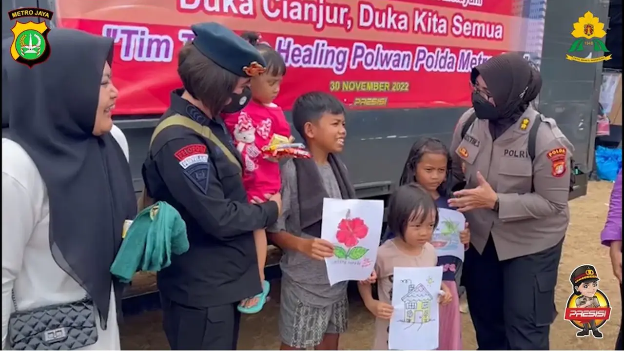Sejumlah Polwan dari Polda Metro Jaya memberikan bantuan pemulihan trauma atau trauma healing kepada anak-anak terdampak gempa Cianjur. (Foto: Humas PMJ)